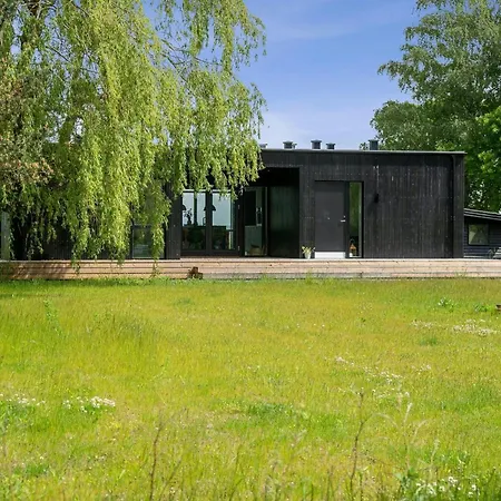 Simple Elegance And Panoramic Sea View At Kulhuse